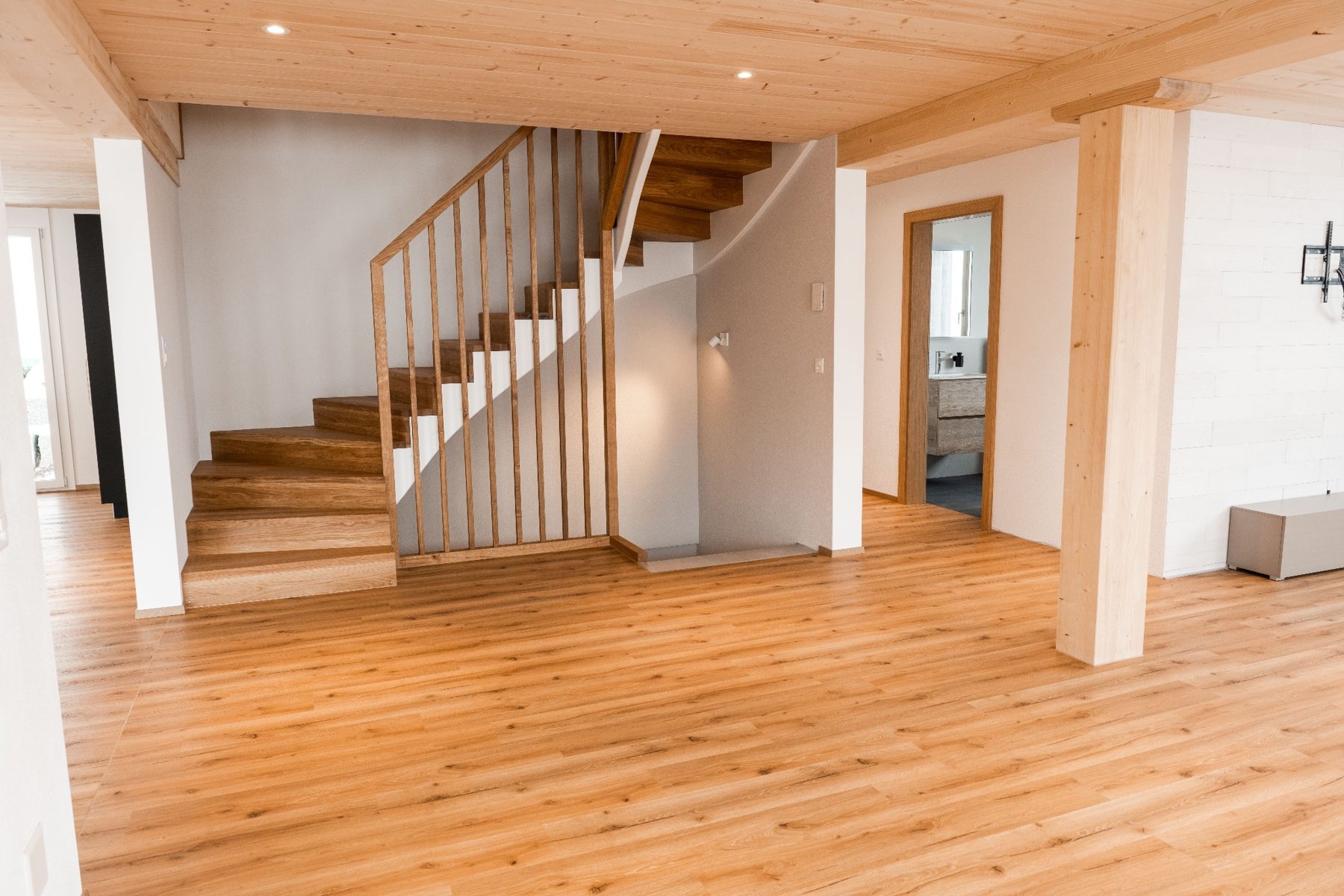 Frisch gestrichener Eingangsbereich mit Holztreppe