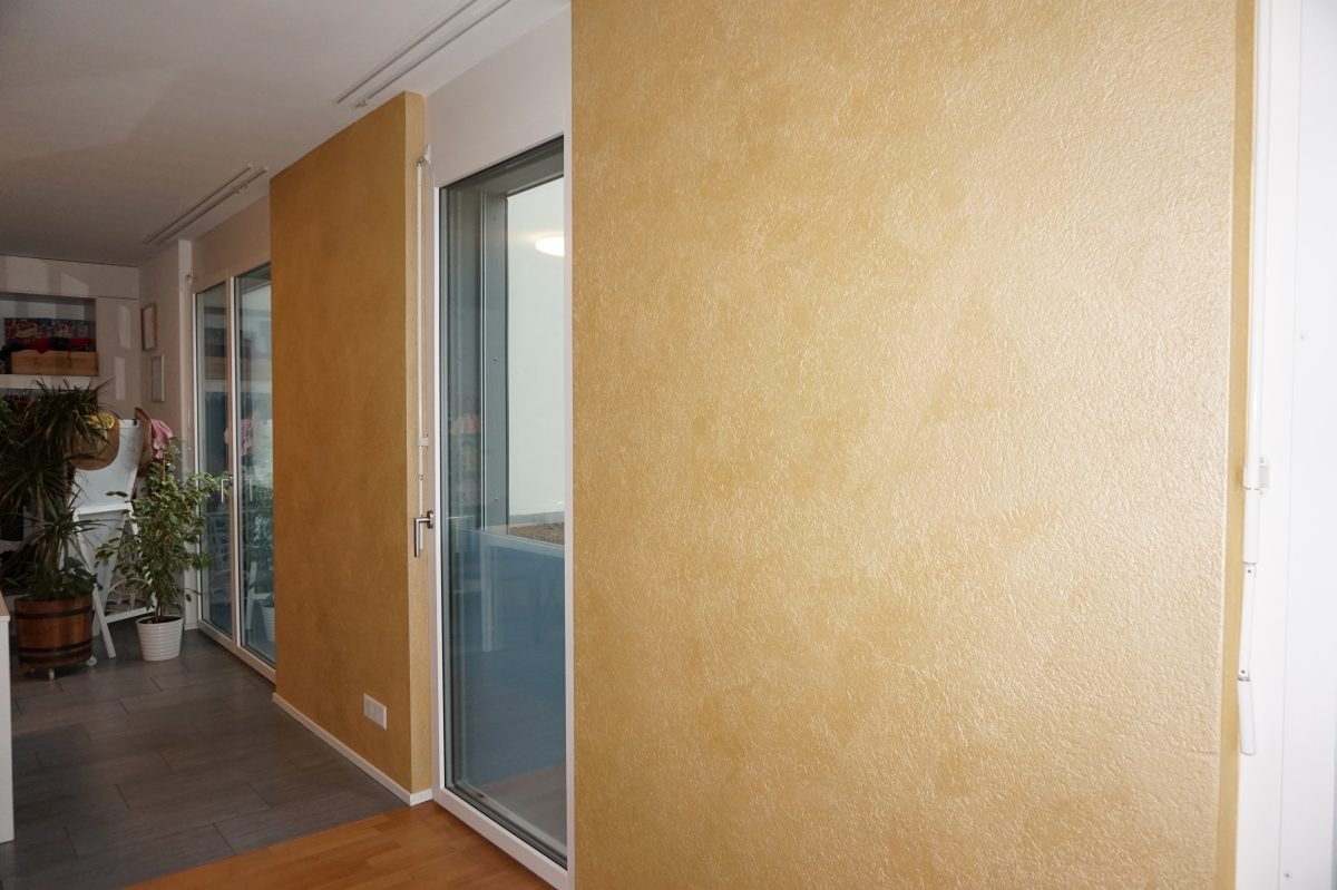 Wandgestaltung mit goldener Technik im Büro